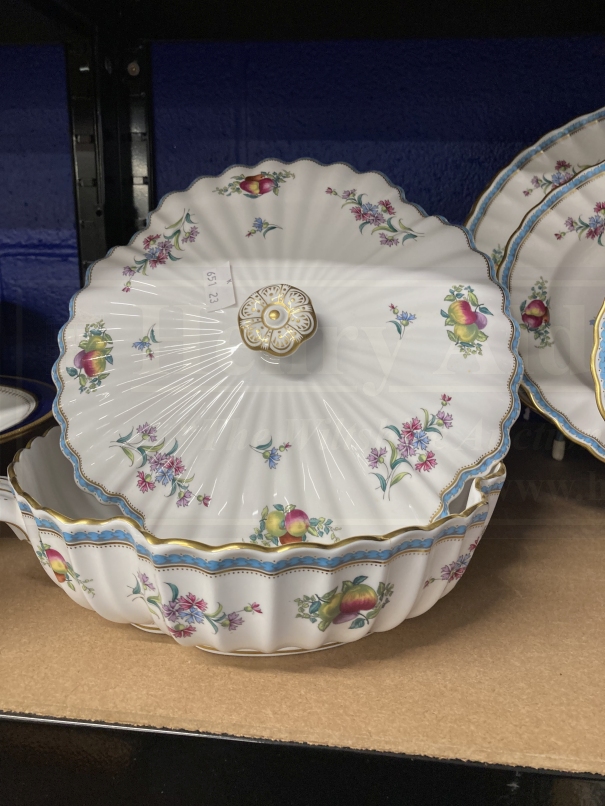 Ceramics: Spode dinner service Trapnell Sprays pattern Y8403-K large plates x 15, lidded tureens x - Image 3 of 4