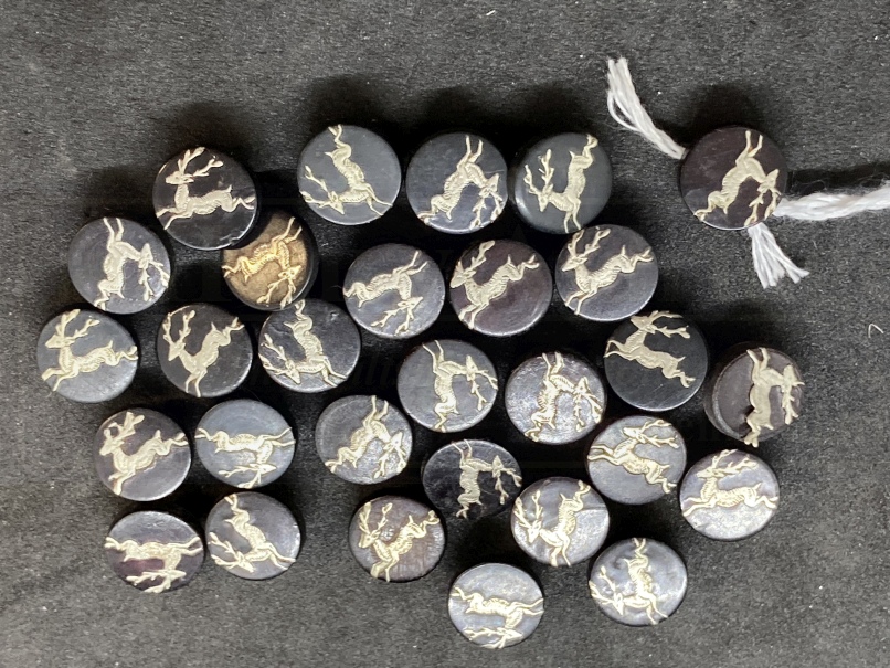 Objects of Virtu: 19th cent. Tortoiseshell buttons inlaid with silver stags ?ins, contained in an - Image 2 of 4