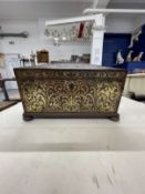 19th cent. Rosewood sarcophagus shaped tea caddy with brass inlay, fitted with two tea compartments,