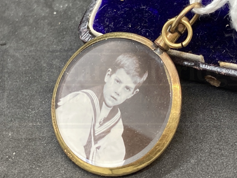 Jewellery: Yellow metal round locket with glass cover, wishbone ring size V, and a ring set with - Image 5 of 5