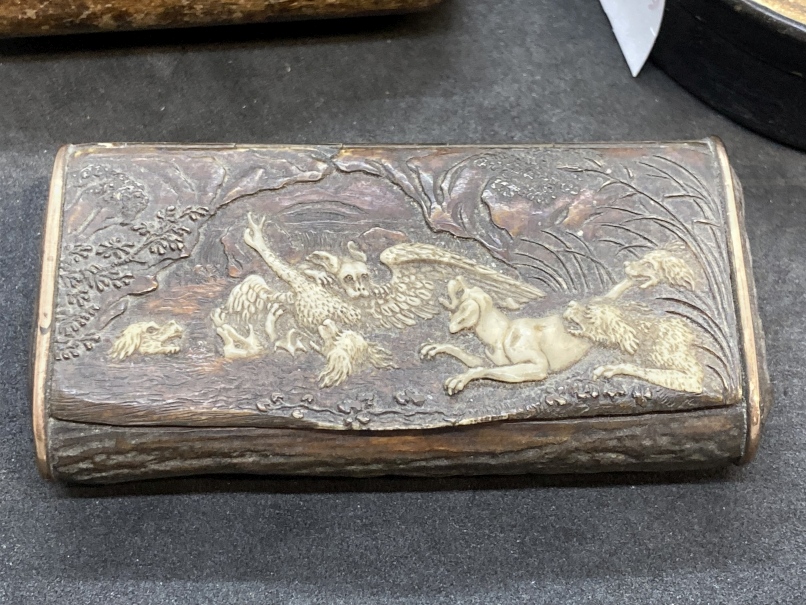 Snuffboxes: 19th cent. Horn snuff box with a hunting scene carved in bone of dogs - Image 3 of 4