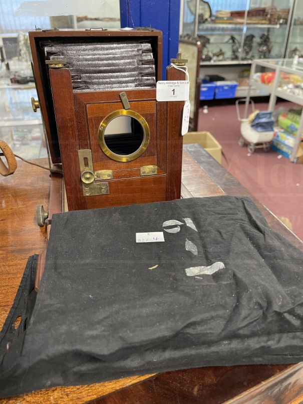 Cameras & Photographic Equipment: 19th cent. Sands & Hunter bellows camera with three plate holders, - Image 2 of 2