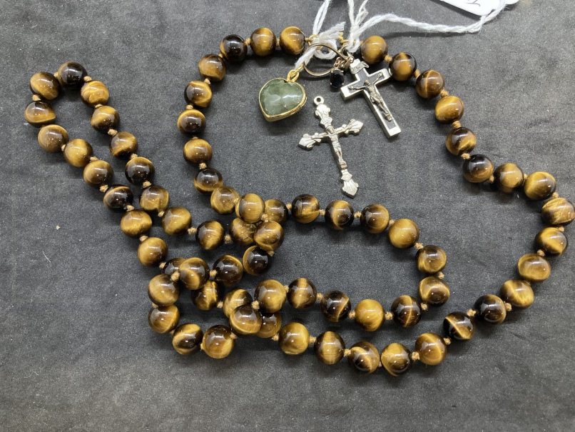 Jewellery: Necklet of (71) 10mm tiger's eye beads, length of necklet 34ins. Plus four pendants,