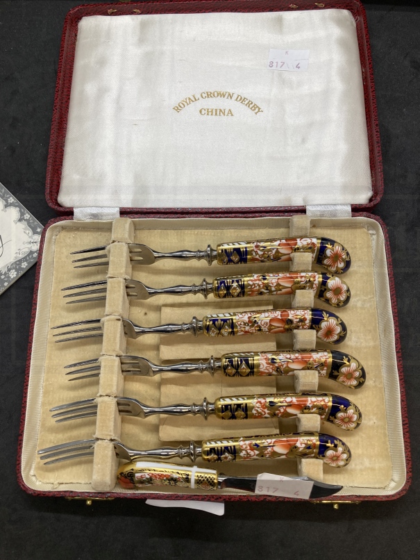 Royal Crown Derby Imari pattern fruit forks with porcelain handles, cased set of six, and a butter - Image 2 of 3