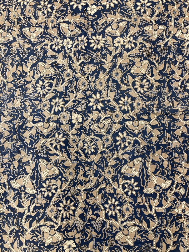 Textiles: 1920s Batik Sarong on cotton, made using the Sogan method of Central Java Indigo decorated - Image 3 of 3