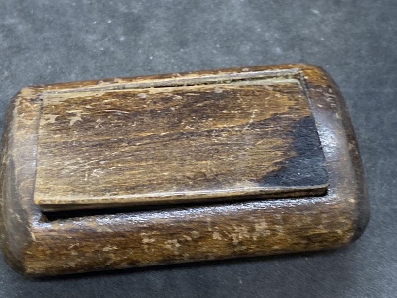 Snuffboxes: 19th cent. Horn snuff box with a hunting scene carved in bone of dogs - Image 2 of 4