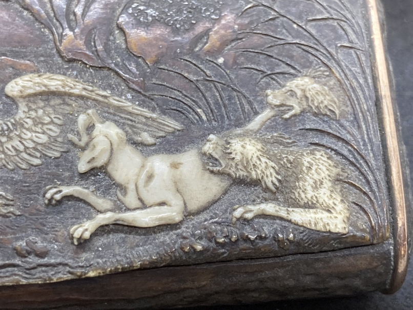 Snuffboxes: 19th cent. Horn snuff box with a hunting scene carved in bone of dogs - Image 4 of 4