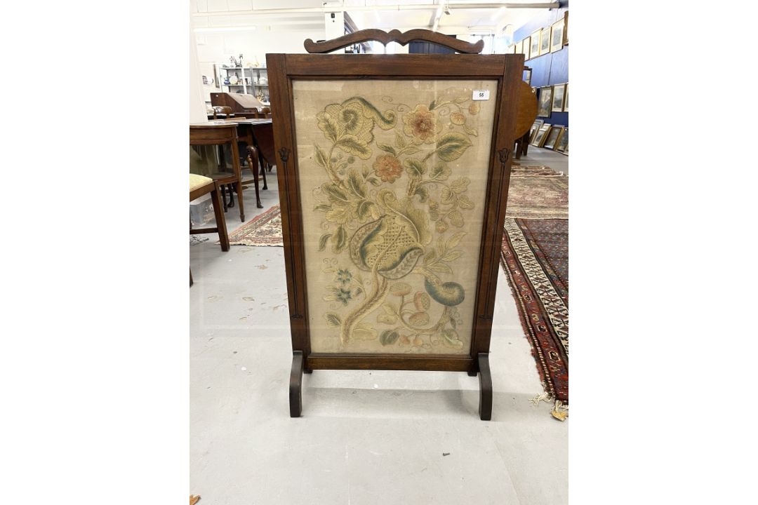 Early 20th cent. Mahogany fire screen with panel of crewel work embroidery. 29ins. x 23ins.