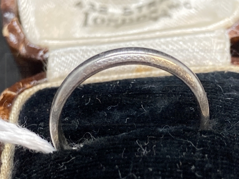 Hallmarked Platinum: Wedding band. 3g.