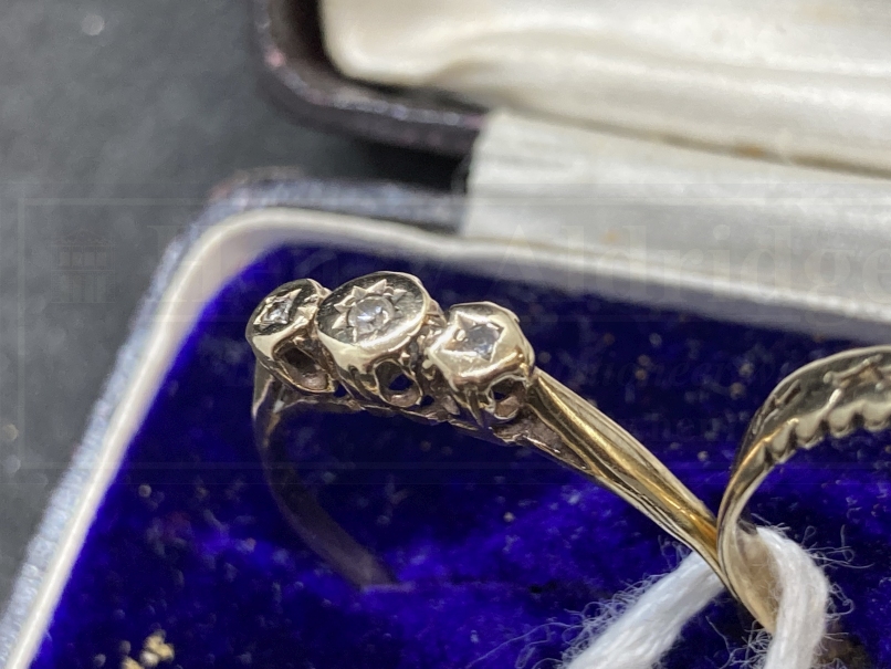 Jewellery: Yellow metal round locket with glass cover, wishbone ring size V, and a ring set with - Image 3 of 5