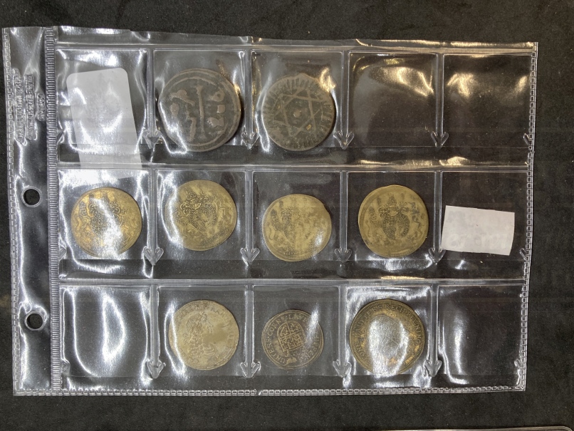 17th cent. and later coin weights William and Mary brass guinea, George II one guinea, three - Image 5 of 5