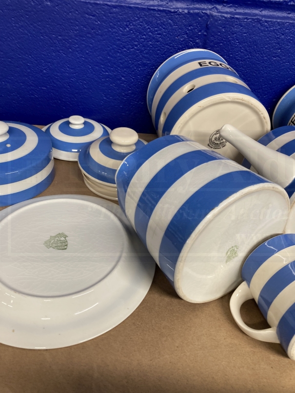 Ceramics: Banded T.G. Green and style mostly modern blue banded canisters and kitchen ware. (13) - Image 5 of 6