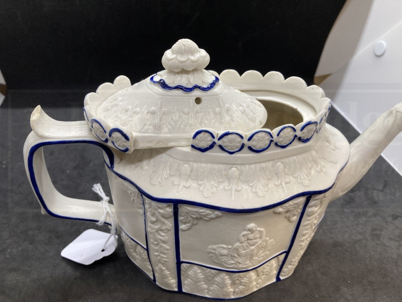 Late 18th/early 19th cent. c1800 English Feldspar stoneware teapot with sliding lid, decorated - Image 4 of 5