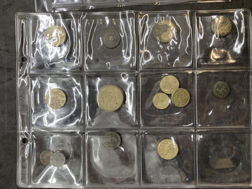 17th cent. and later coin weights William and Mary brass guinea, George II one guinea, three - Image 2 of 5