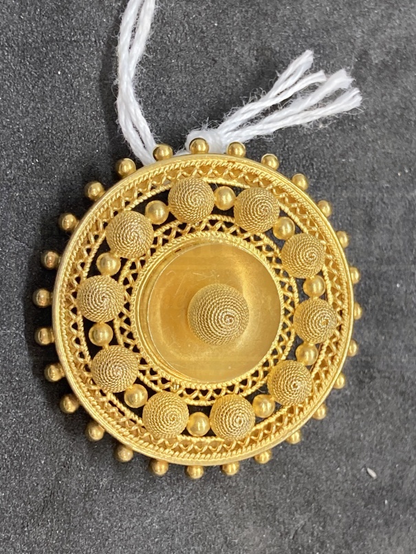 Jewellery: Yellow metal Victorian circular Tuscan style brooch with shot and wire work decoration,