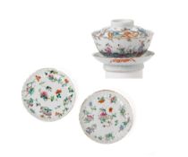 A GROUP OF FAMILLE ROSE PORCELAIN ITEMS