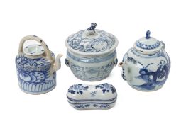 A BLUE AND WHITE PORCELAIN KAMCHENG