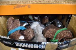 A quantity of (Seconds) gold sparkle Lungta de fancy heels (Various sizes and styles) (Approximately