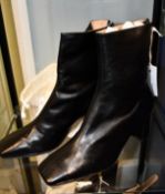 A pair of Dear Frances black ankle boots (EU 39 - Possibly ex display stock, slight marks on sole