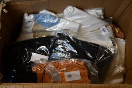 Fourteen items of assorted as new Pray clothing.