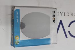 Four Tiger Comfort Care toilet seats Duroplast - white (Some minor damage to packaging).