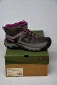 A pair of women's as new Keen Targhee III mid waterproof boots (UK 5).