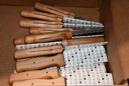 Sixteen Don Carlos Original Pallet Knives (4530-04,00).