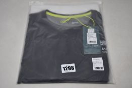 Six as new Aston Martin F1 Official Lifestyle Technical T-shirts (1 x S, 4 x M, 1 x L).
