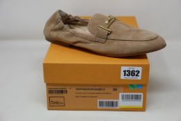 A pair of as new Tod's Cuoio moccasins (EU 39).