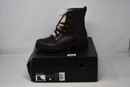 A pair of women's as new Sorel Lennox Lace Cozy boots (UK 6).