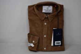 Five as new Kronstadt Johan corduroy shirts in brown (Sizes S, M, 2 x L, XL).