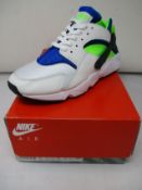 A pair of as new Nike Air Hurache (UK 7.5).