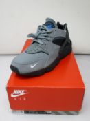 A pair of as new Nike Air Huarache (UK 7).