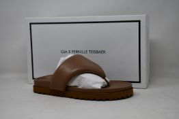 A pair of as new Gia x Pernille Teisbaek padded leather thong sandals in nude brown (EU 38 - RRP £
