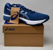 A pair of women's as new Asics GT-2000 9 trainers (UK 6).