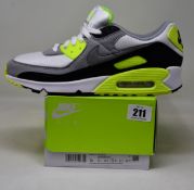 A pair of as new Nike Air Max 90 (UK 9).