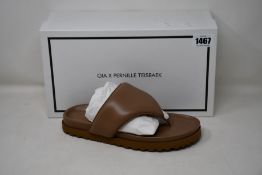 A pair of as new Gia x Pernille Teisbaek padded leather thong sandals in nude brown (EU 39 - RRP £