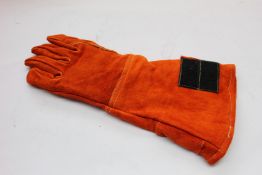 Twenty five pairs of as new Kunneth and Knochel Neuss welding gloves (Size 10).