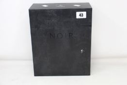 A boxed as new Moze x Vyro 'Noir' black Hookah.