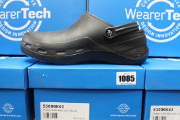 Five pairs of as new Wearer Tech safety clogs (All UK 9).