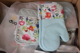 Twenty five as new Quokka Living non slip heat resistant kitchen oven gloves - four piece sets in