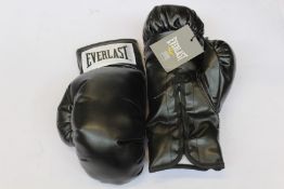 Twenty pairs of as new Everlast Autograph Gloves in black (P00000125).
