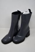 A pair of as new Chloe Betty rain boots in dark grey (EU 38 - No box).