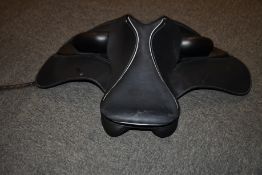 A Custom Saddlery Wolfgang Gemini R model dressage saddle: Seat size 17.5, Tree size 28 (List of