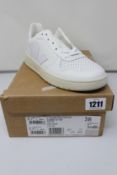 A pair of women's as new Veja V-10 Extra White sneakers (EU 38).