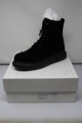 A pair of Alexander McQueen H boots in black (EU 44, boots as new but 