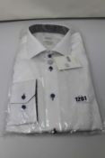 Eight as new Oscar of Sweden regular fit wrinkle free white shirts (Assorted sizes).