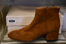 A pair of as new Sergio Rossi boots (EU 39).