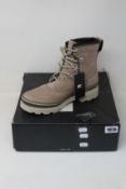 A pair of women's as new Sorel Lennox Street boots (UK 7).