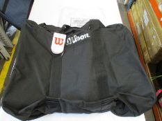 Ten as new Wilson 6 ball travel bag for basketballs (EAN: 887768757014).